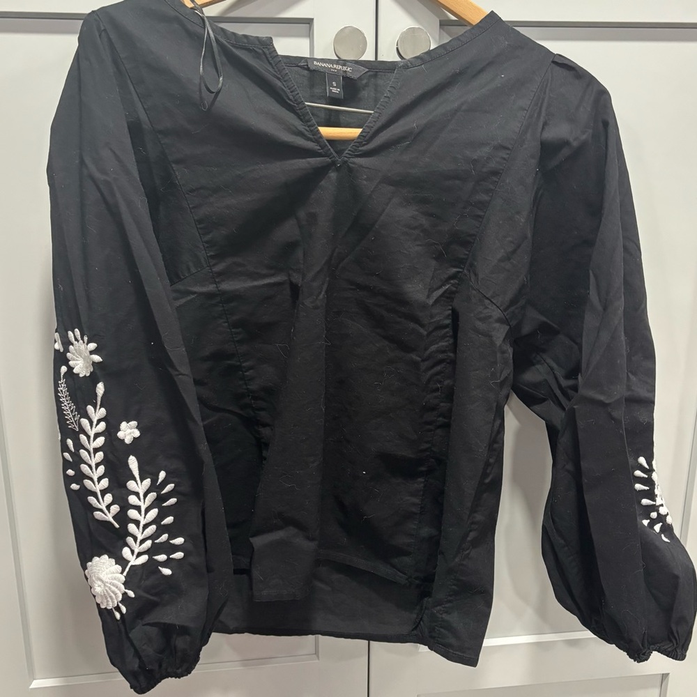 Banana Republic Black and White Floral Embroidered Balloon Sleeve Peasant Top